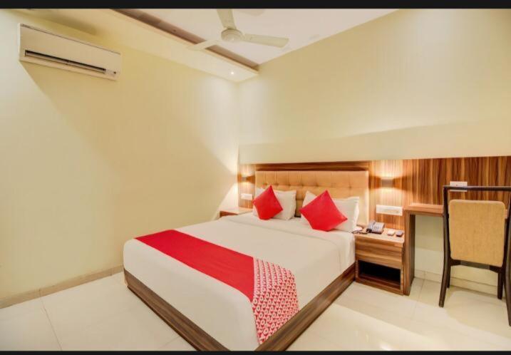 Hotel Emerald Near T2 International Airport Mumbai Kültér fotó