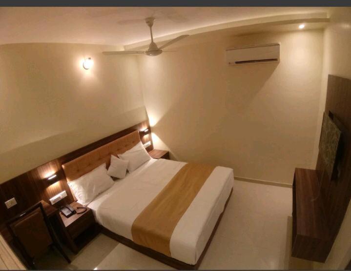 Hotel Emerald Near T2 International Airport Mumbai Kültér fotó